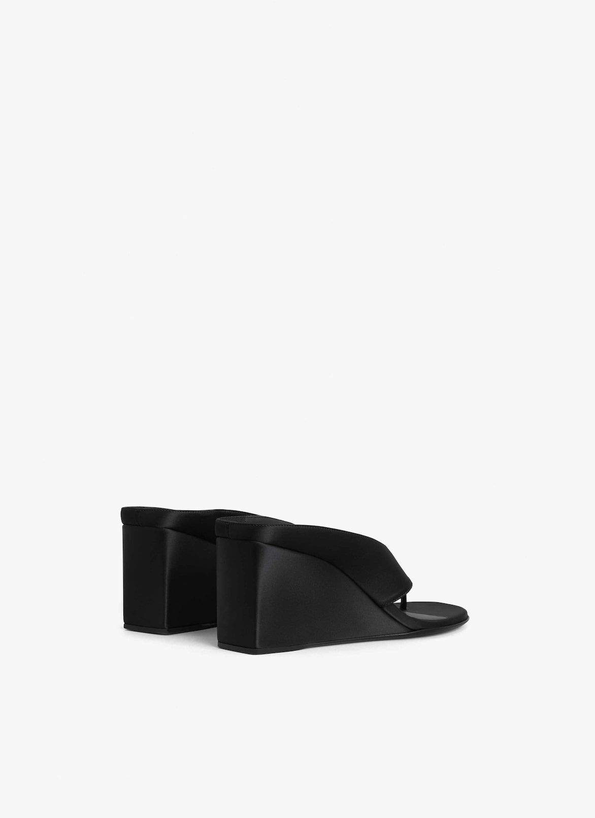 CUBE THONG MULES IN SATIN ALAÏA BLACK CUBE THONG MULES IN SATIN